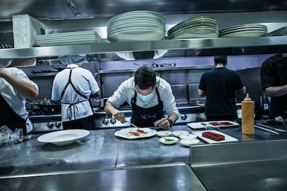 El chef Julio Vázquez en las cocinas del restaurante.