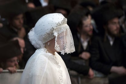 Detalle del tocado de la novia que cubre su cara con un velo durante toda la ceremonia.