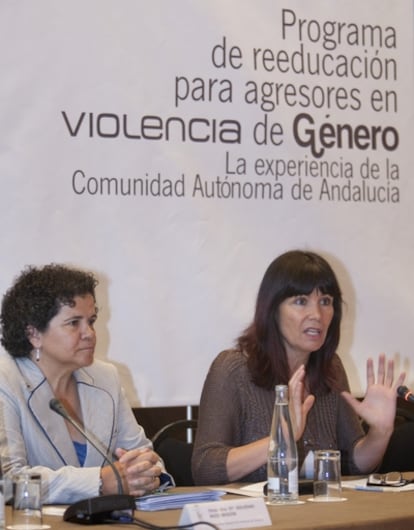 La consejera de Igualdad, Micaela Navarro, a la derecha, y la directora general de Violecian de Género, Soledad Ruiz, en las jornadas sobre el programa piloto de reeducación de agresores.