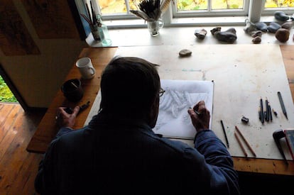 El escritor Günter Grass trabaja en unos de sus dibujos en su casa de la isla danesa de Mon, en septiembre de 2006.