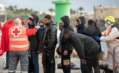 Miembros de la Cruz Roja y Salvamento Marítimo atienden a un grupo de migrantes rescatados de las aguas de Canarias la pasada semana.