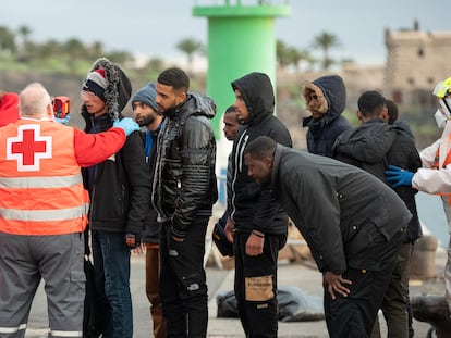 Miembros de la Cruz Roja y Salvamento Marítimo atienden a un grupo de migrantes rescatados de las aguas de Canarias la pasada semana.