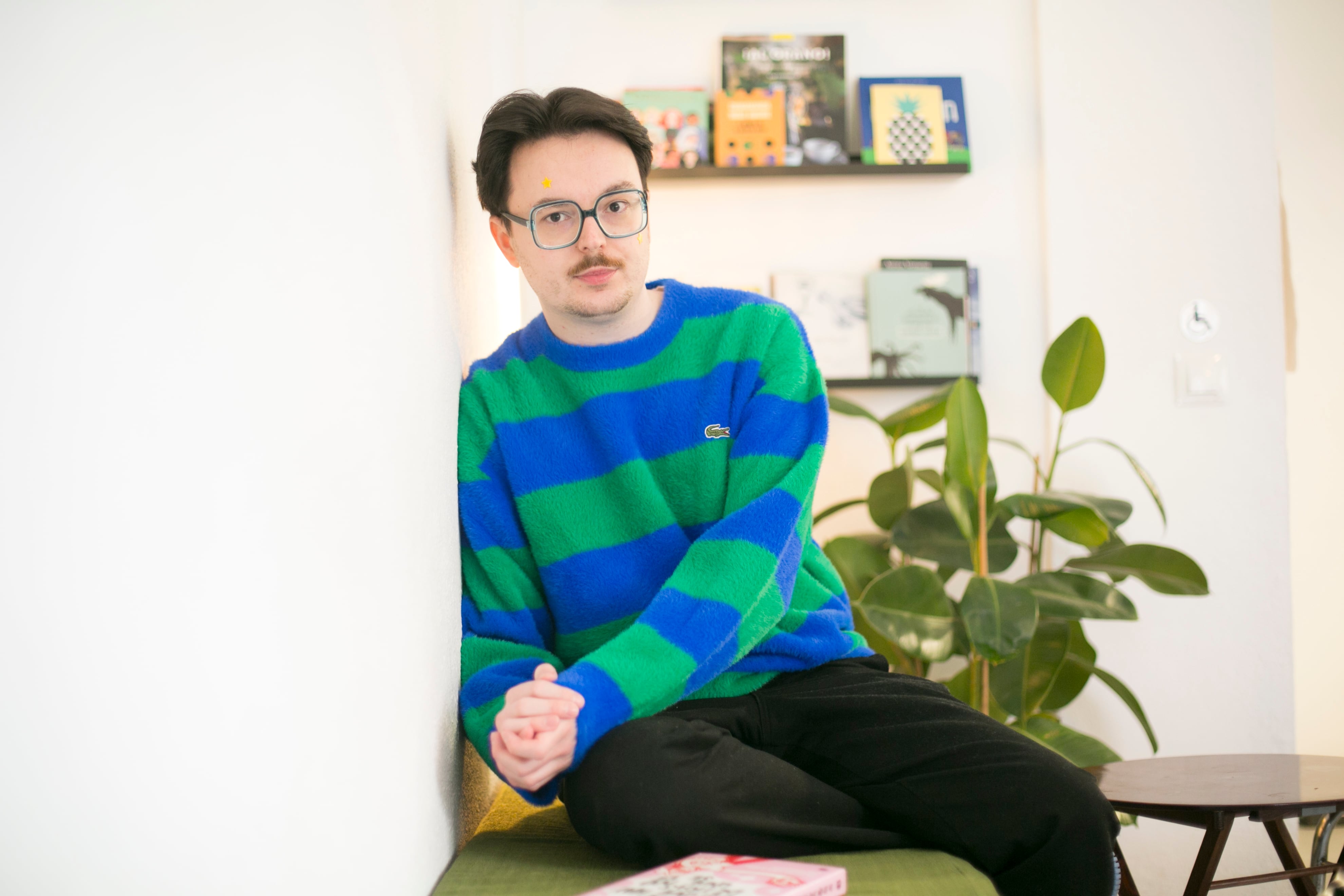 Salseología, la voz crítica de los ‘influencers’: “España es el país con mayor número de ellos por metro cuadrado” 2 Antes de publicar el libro, Adrián ya había dado el salto fuera de las redes con el lanzamiento del 'podcast' 'Rajar x Rajar'.