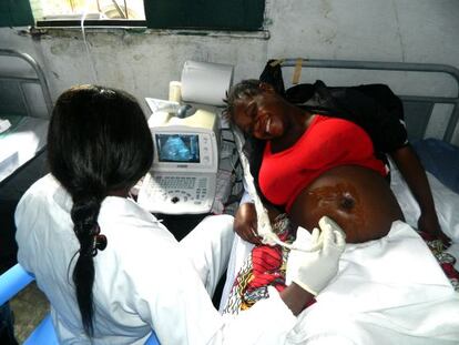 Una mujer, durante una ecograf&iacute;a en el Hospital de Monkole (Kinshasa, Rep&uacute;blica del Congo)