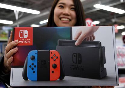 Nao Imoto, de 31 años, ya con su nueva Nintendo Switch, este viernes en Tokio.