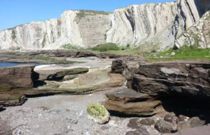 A la platja cementada de Tunelboca es pot veure clarament un estrat de set metres de sediments, restes d'escòria de fosa d'alts forns, maons i altres materials industrials abocats entre el 1902 i el 1995 a la ria de Bilbao. Avui és una prova geològica indiscutible de l'empremta de l'ésser humà al planeta.