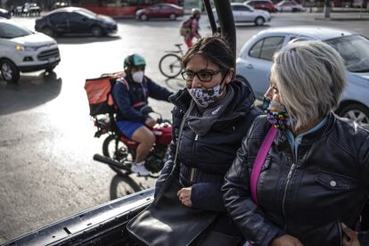 Dos mujeres viajan abordo de una patrulla en el centro de la ciudad. Ante la falta de servicios en el Metro, corporaciones policiales brindaron transporte a los ciudadanos.