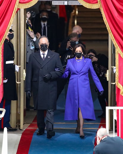 La vicepresidenta Kamala Harris llevó un abrigo un vestido morado firmado por Sergio Hudson combinado con un abrigo del mismo tono de Christopher John Rogers, ambas firmas capitaneadas por diseñadores negros. El color elegido, el morado. Todo un símbolo del sufragismo y el feminismo.