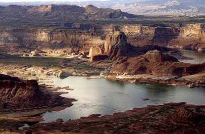 La sequía ha sacado a la superficie grandes áreas de tierra que antes permanecían bajo el agua del lago Powell.