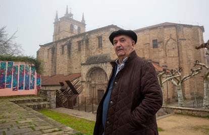 Laureano Telleria, campanero de Segura durante 42 años, posa ante la iglesia de la localidad guipuzcoana.