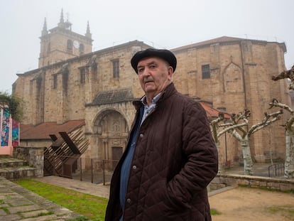 Laureano Telleria, campanero de Segura durante 42 años, posa ante la iglesia de la localidad guipuzcoana.