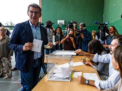 El líder del Partido Popular, Alberto Núñez Feijóo, durante su votación en las elecciones europeas en el colegio Ramiro de Maeztu de Madrid.