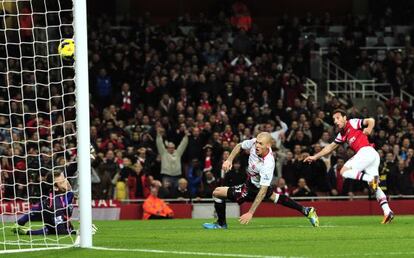 Cazorla marca el primer gol del Arsenal al Liverpool.