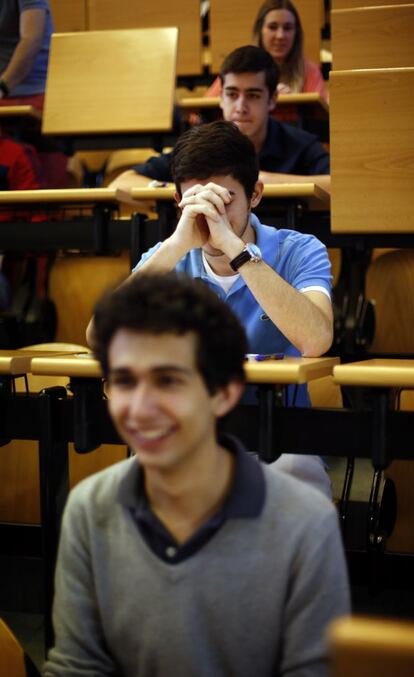 Llega el momento de la verdad. El secreto para combatir la ansiedad ante los exámenes es centrarse en la tarea, en leer las preguntas, analizarlas y tomar decisiones al responderlas y no en la amenaza. En la imagen, los alumnos se encuentran en el aula momentos antes del inicio de la primera sesión de las pruebas de selectividad, que comienzan hoy en la Comunidad de Madrid.