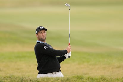 Jon Rahm observa su tiro durante la segunda ronda del US Open en Torrey Pines (San Diego, California) este viernes.