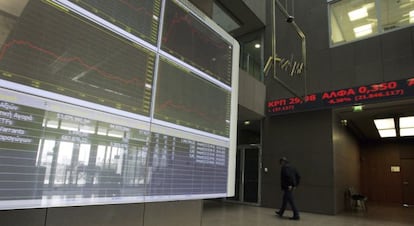 Vista general de un panel informativo a la entrada de la Bolsa de Atenas (Grecia).