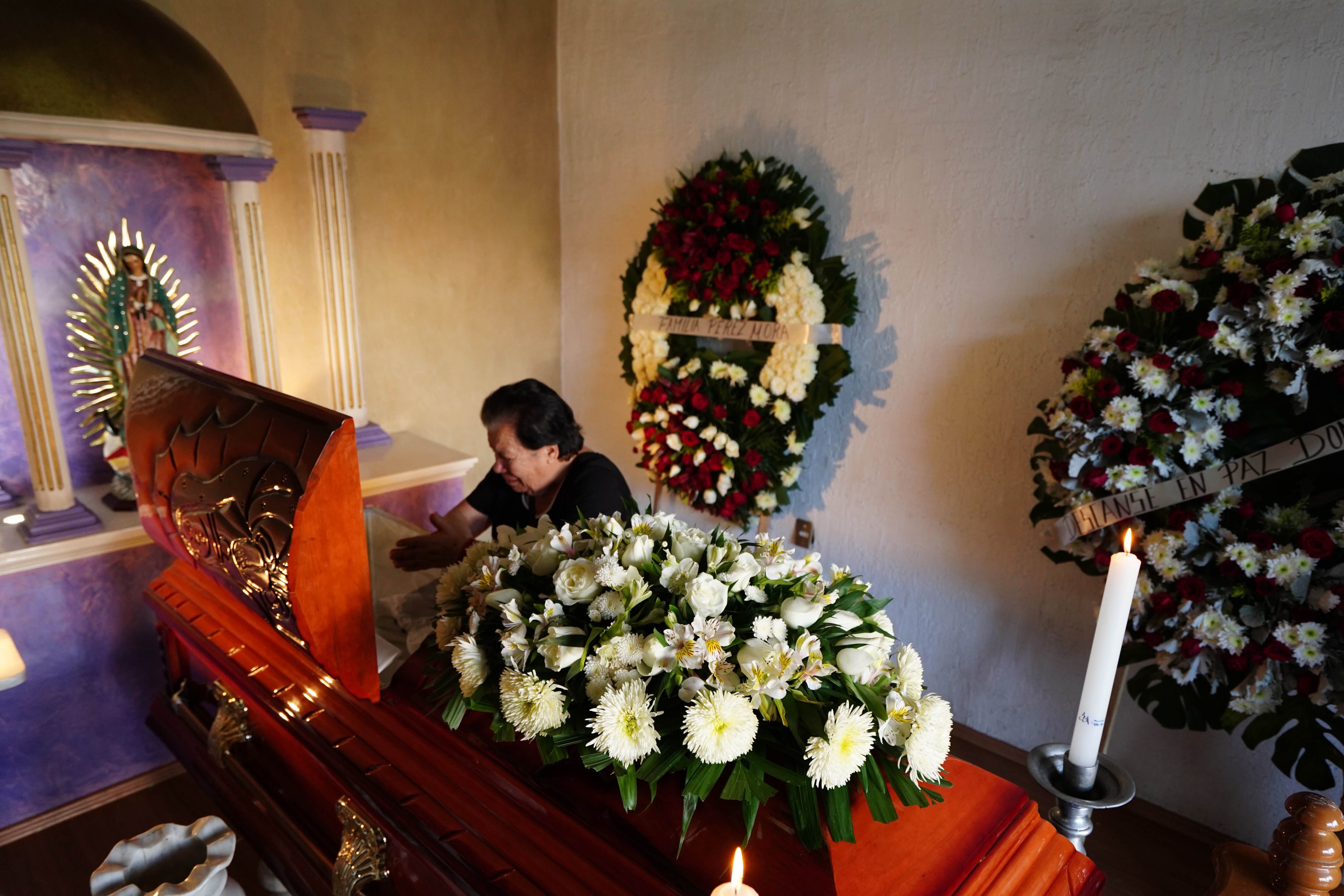 Una mujer junto al féretro de Armando Pérez Luna, precandidato del PAN a la alcaldía de Maravatío asesinado a balazos a bordo de su auto, el 26 de febrero. 