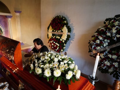 El 27 de febrero, una mujer llora ante el ataúd de Armando Pérez Luna, precandidato del PAN a la alcaldía de Maravatío que fue asesinado.