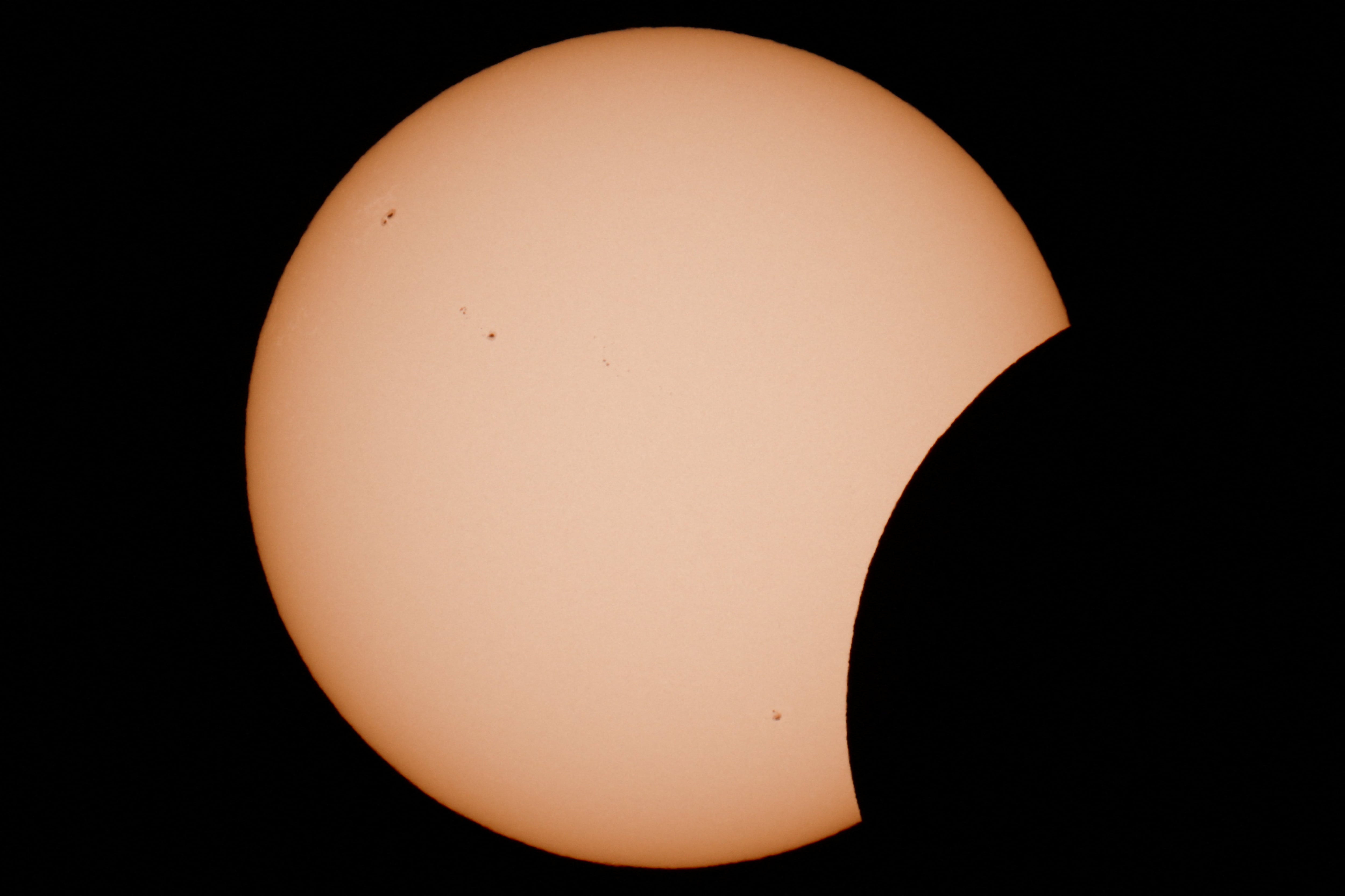 Eclipse solar en España, en directo | La sombra de la luna alcanza Islandia