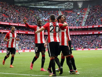 Raúl García celebra con sus compañeros el segundo gol del Athletic.