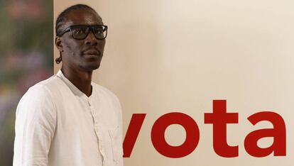 Luc André Diouf, en Madrid junto a un cartel socialista.