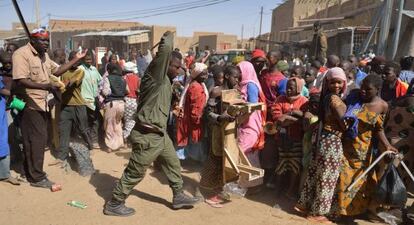 Un soldado maliense intenta dispersar una multitud que asalta una tienda perteneciente a un vecino &aacute;rabe, en Tombuct&uacute;.
 