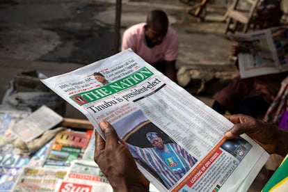 Un hombre lee un periódico después de que Bola Ahmed Tinubu fuera declarado ganador y presidente electo de Nigeria tras las elecciones disputadas por los partidos de oposición, en Lagos, Nigeria, el 1 de marzo de 2023.