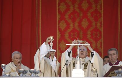 El arzobispo de Madrid, Carlos Osoro (c), oficia la tradicional misa en honor a la patrona de la capital junto a Rouco Varela (i).