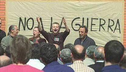 Juan Diego gesticula junto a Távora, Hoyos y Saborido, ayer, en la factoría de CASA en Sevilla.