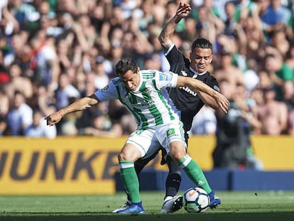 Guardado controla el balón.