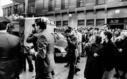 Los féretros de las víctimas, cubiertos por banderas de España, son sacados a hombros de familiares, guardias civiles y policías nacionales del edificio del Gobierno Civil de Zaragoza donde se instaló la capilla ardiente. El atentado de la organización terrorista ETA contra la casa cuartel de la Guardia Civil de Zaragoza el 11 de diciembre de 1987 mató a 11 personas, entre ellas cinco niñas, con edades comprendidas entre los tres y los 12 años, y 88 heridos, la mayoría civiles. La explosión de un coche bomba con 250 kilos de amonal poco después de la seis de la mañana, cuando la mayoría de los habitantes de la casa cuartel se encontraba durmiendo, destrozó el inmueble y sepultó a las víctimas bajo los cascotes.


