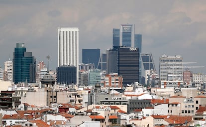 Vista de la zona de Azca, en Madrid, con la Torre Picasso, la torre del BBVA y las Cuatro torres (2003).