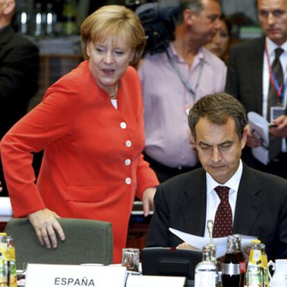 Angela Merkel y José Luis Rodríguez Zapatero al inicio del Consejo Europeo, ayer en Bruselas.