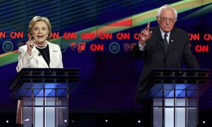 Los rivales demócratas se enfrentan durante el debate en Nueva York