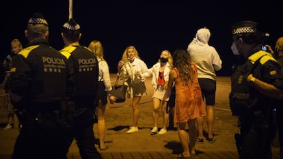 Police officers monitor the celebrations in Barcelona during the first night without the state of alarm this weekend. 