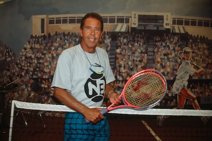 Nick Bollettieri posa con una raqueta.