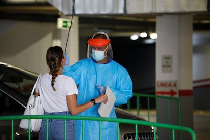 Una joven se hace la prueba PCR este sábado en Córdoba tras asistir a una fiesta la noche del viernes 10 de julio.