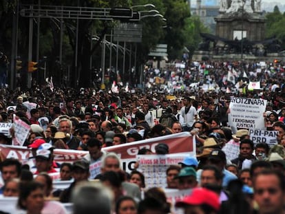 Manifestação reúne mais de 50 mil na Cidade do México.