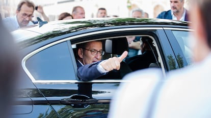 El presidente del PP, Alberto Núñez Feijóo, a su llegada a la presentación de las cabezas de lista al Congreso de los Diputados con los que concurrirá el 23J.