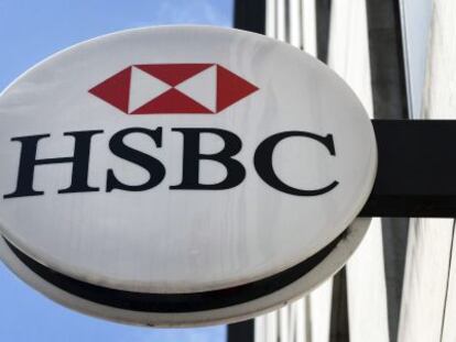 Vista de un rótulo de una sucursal del banco HSBC en Londres.