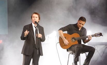 Raphael, este jueves en Fibes durante su actuación en la gala de los Premios Radiolé.