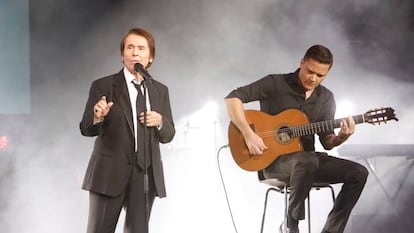 Raphael, este jueves en Fibes durante su actuación en la gala de los Premios Radiolé.