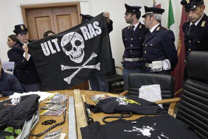 La policía italiana requisa armas y banderas a los ultras del Nápoles.