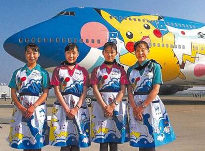 <b>Un avión de All Nippon Airways pintado con un enorme Pikachu, el personaje de <i>Pokémon.</i></b>

<b>Las mascotas en Japón ejercen de tales con disciplina. Aquí, una peluquería canina de Tokio. </b>
b>En la <i>web</i> <i>I can has cheezburger</i> añaden frases absurdas a fotos de gatitos.</b>