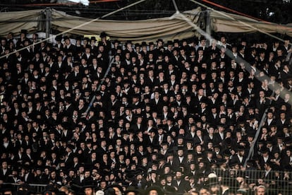 Una multitud de judíos ultraortodoxos participan la noche de este jueves en el acto del Lag Baomer, la festividad judía del fuego, en el monte Meron (en el norte del país), que acabó en una avalancha humana con al menos 45 muertos y decenas de heridos.