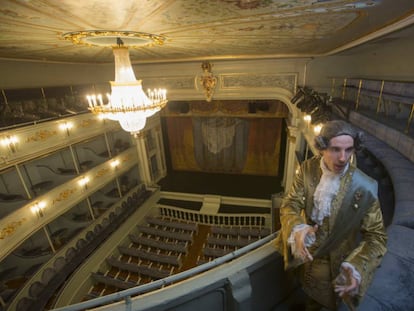 El actor Guillermo Llansó caracterizado como Carlos III realiza la visita teatralizada al Real Coliseo de Carlos III.