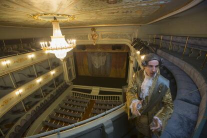 El actor Guillermo Llansó caracterizado como Carlos III realiza la visita teatralizada al Real Coliseo de Carlos III.