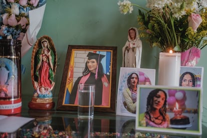 Altar en honor a la vida de Sara Millerey, hecho por su madre y sus familiares, en Bello el 9 de abril de 2025.