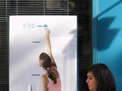 Una mujer pasa frente al anuncio de un depósito bancario, en 2019.