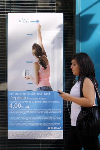 Una mujer pasa frente al anuncio de un depósito bancario, en 2019.